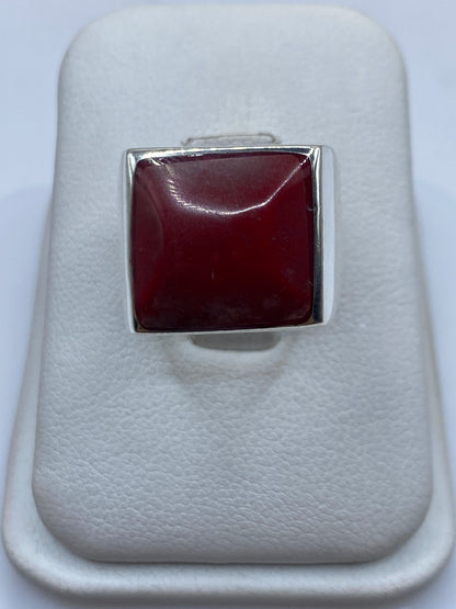 Anillo de plata .925 con coral rojo natural, vista frontal sobre fondo blanco