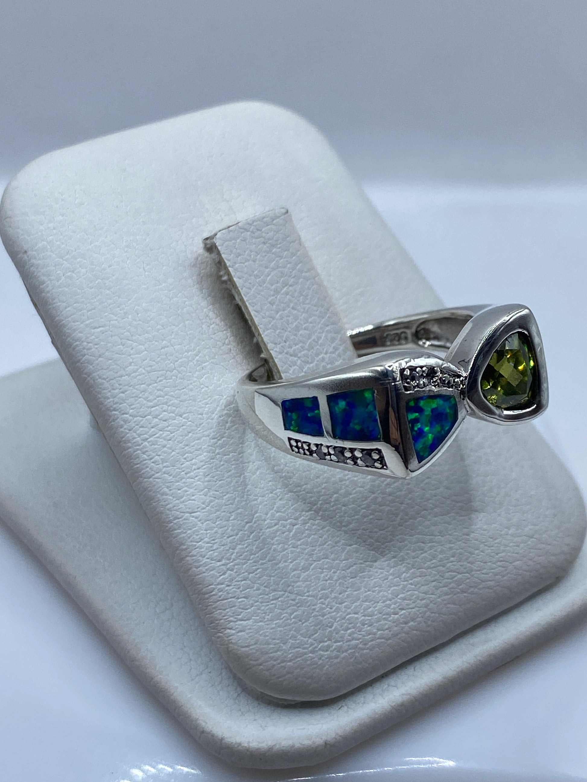 Detalle del engaste del ópalo azul en plata .925 en el anillo moderno