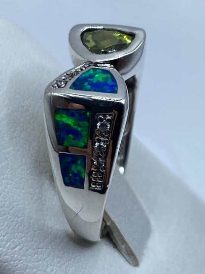 Anillo nudo de plata con ópalo de fuego, vista frontal mostrando el diseño