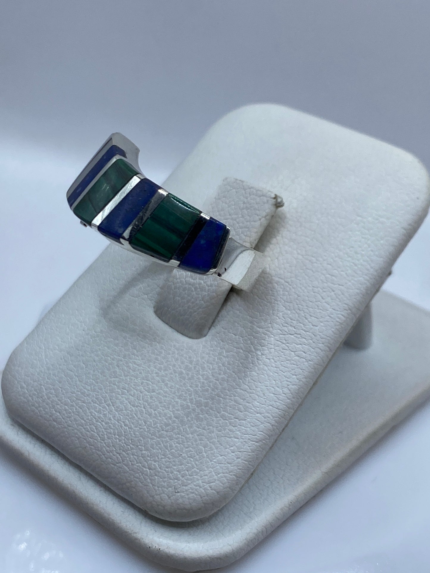 Vista lateral del anillo étnico de plata .925 con incrustaciones de malaquita