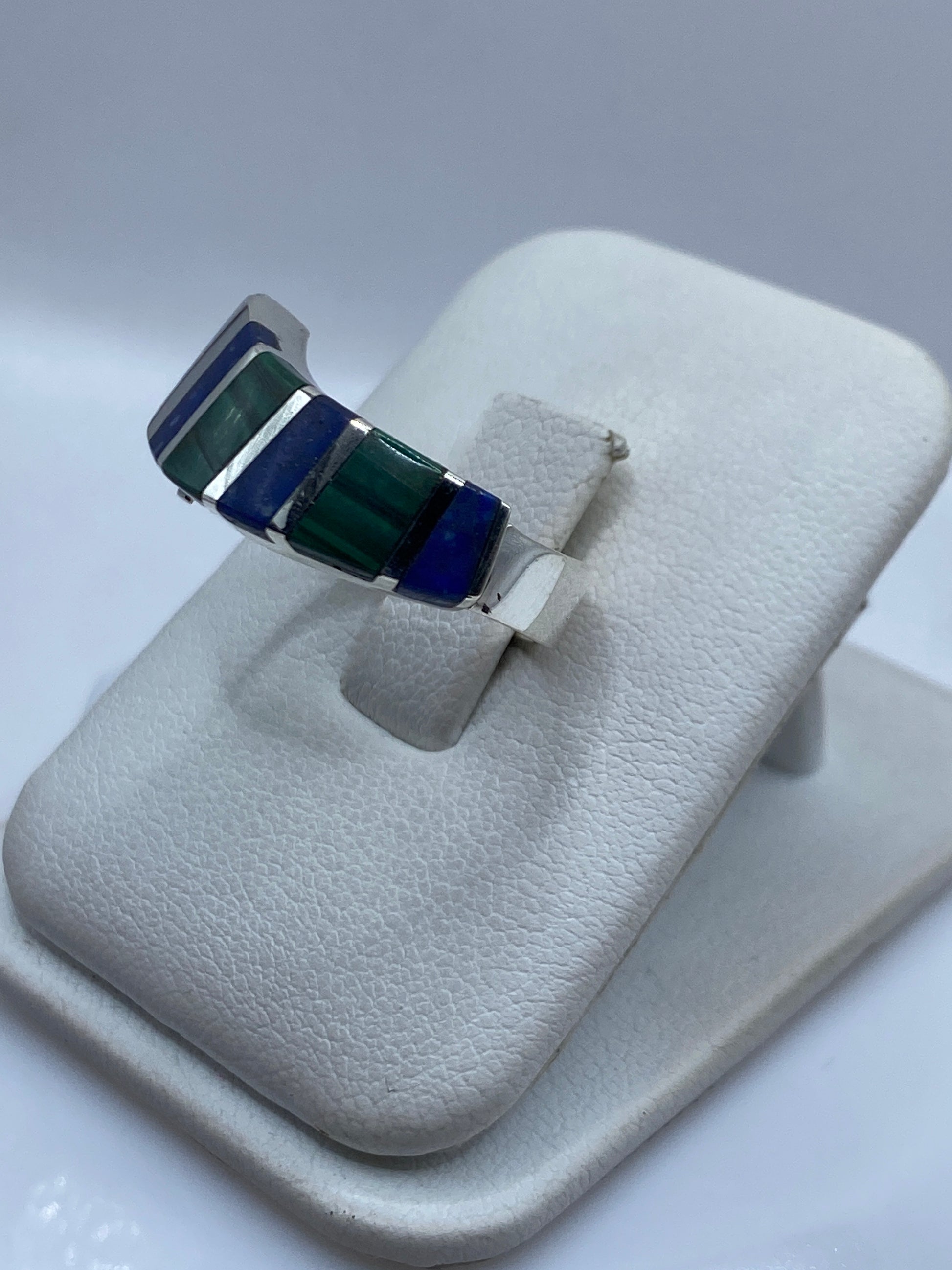Vista lateral del anillo étnico de plata .925 con incrustaciones de malaquita