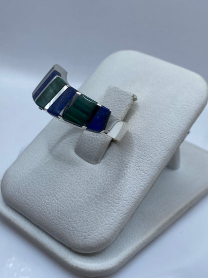 Vista lateral del anillo étnico de plata .925 con incrustaciones de malaquita
