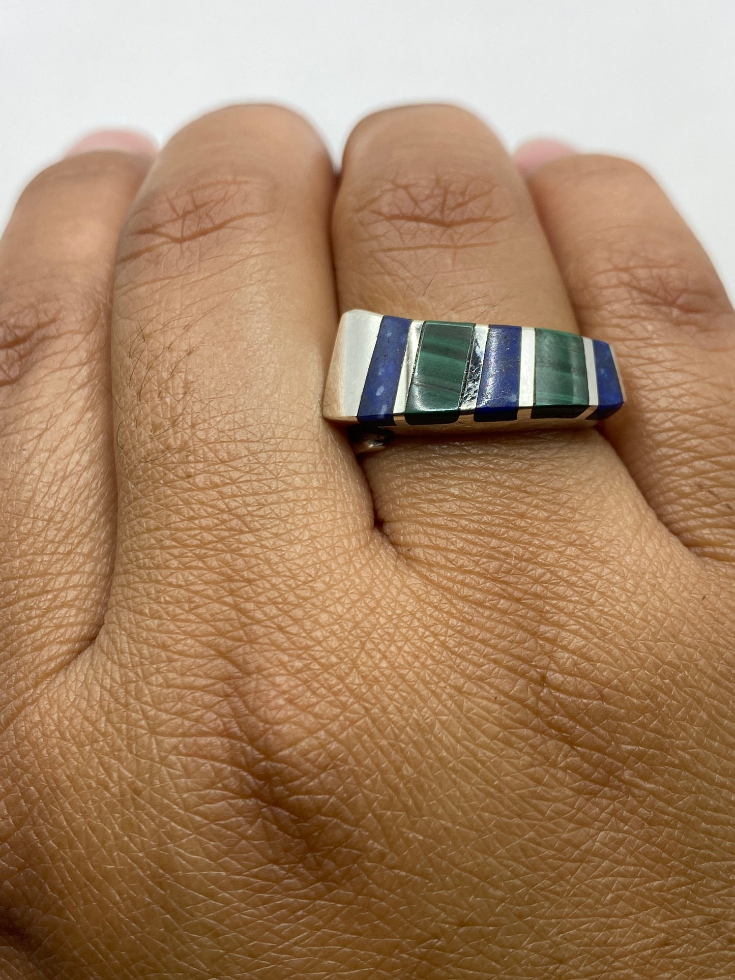 Anillo completo sobre fondo neutro mostrando el diseño de bandas anchas