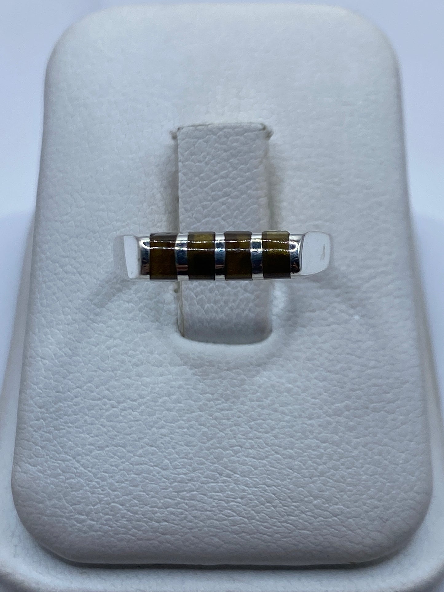 Anillo de plata minimalista con piedra café en estuche blanco de presentación