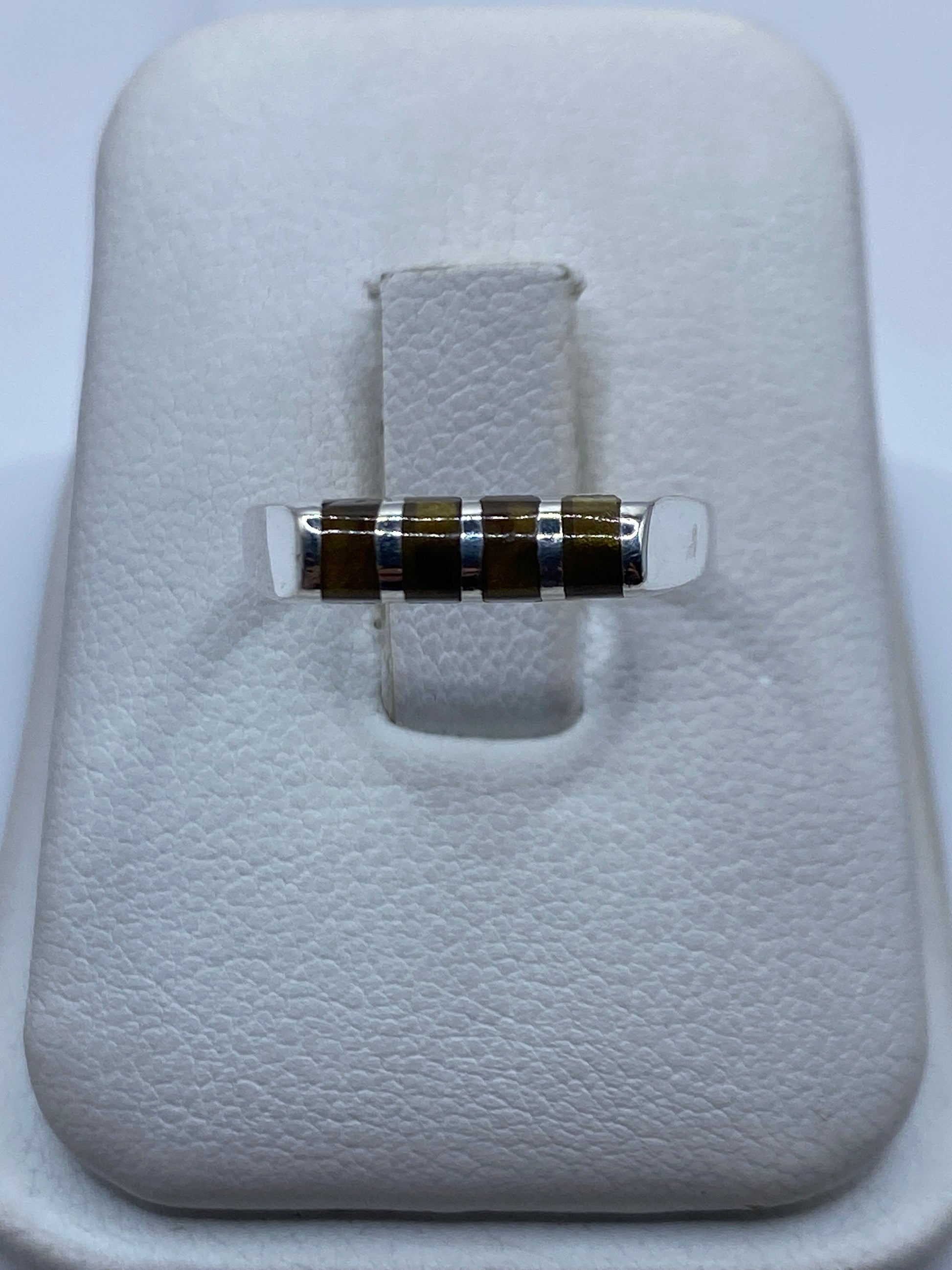 Anillo de plata minimalista con piedra café en estuche blanco de presentación