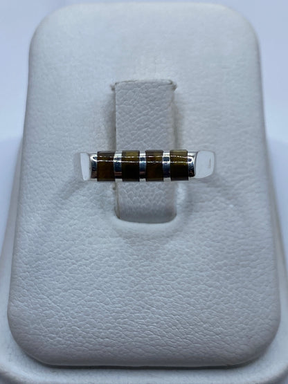Anillo de plata minimalista con piedra café en estuche blanco de presentación