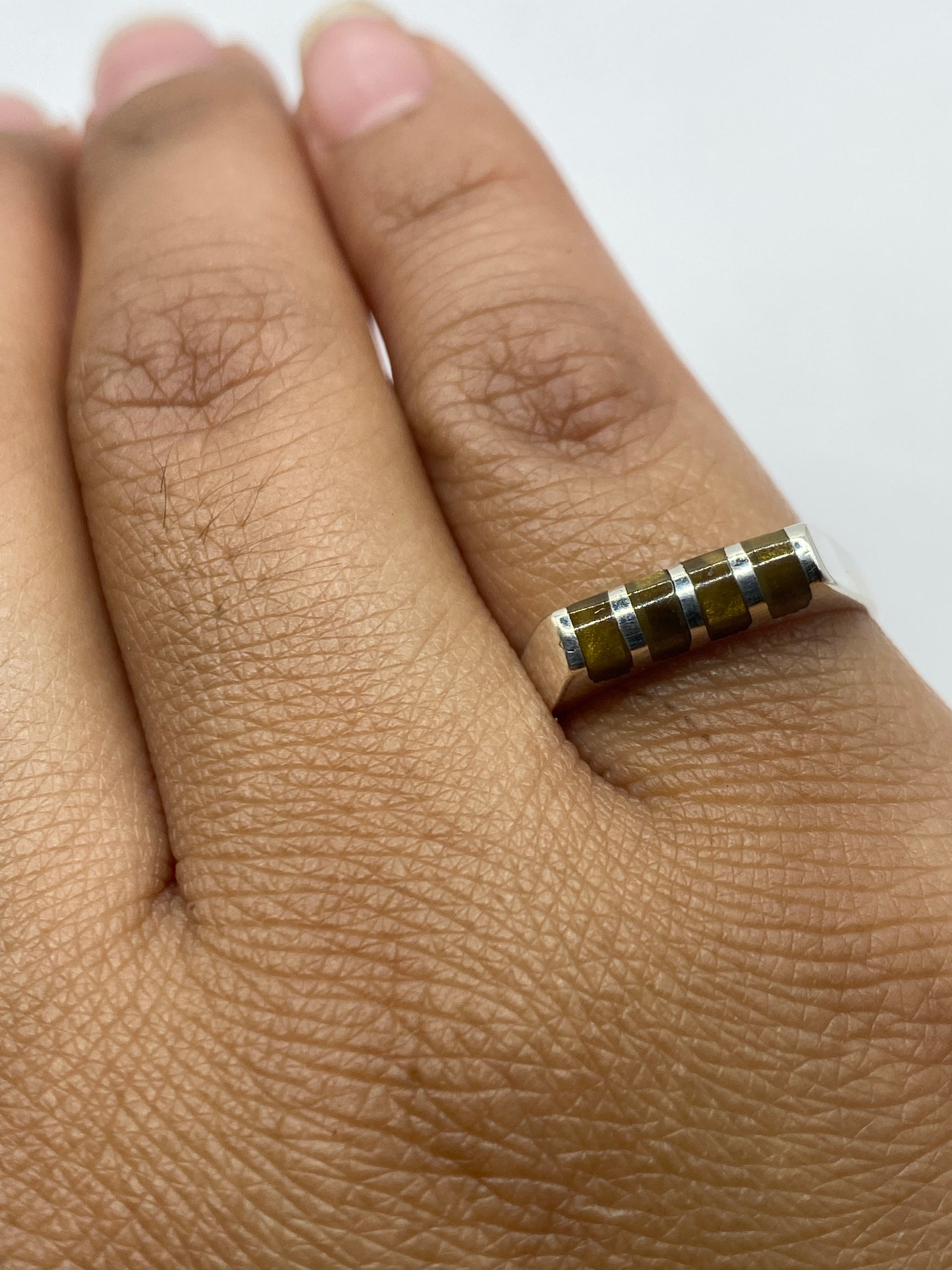 Anillo de plata .925 con sello en dedo, mostrando el diseño limpio y minimalista