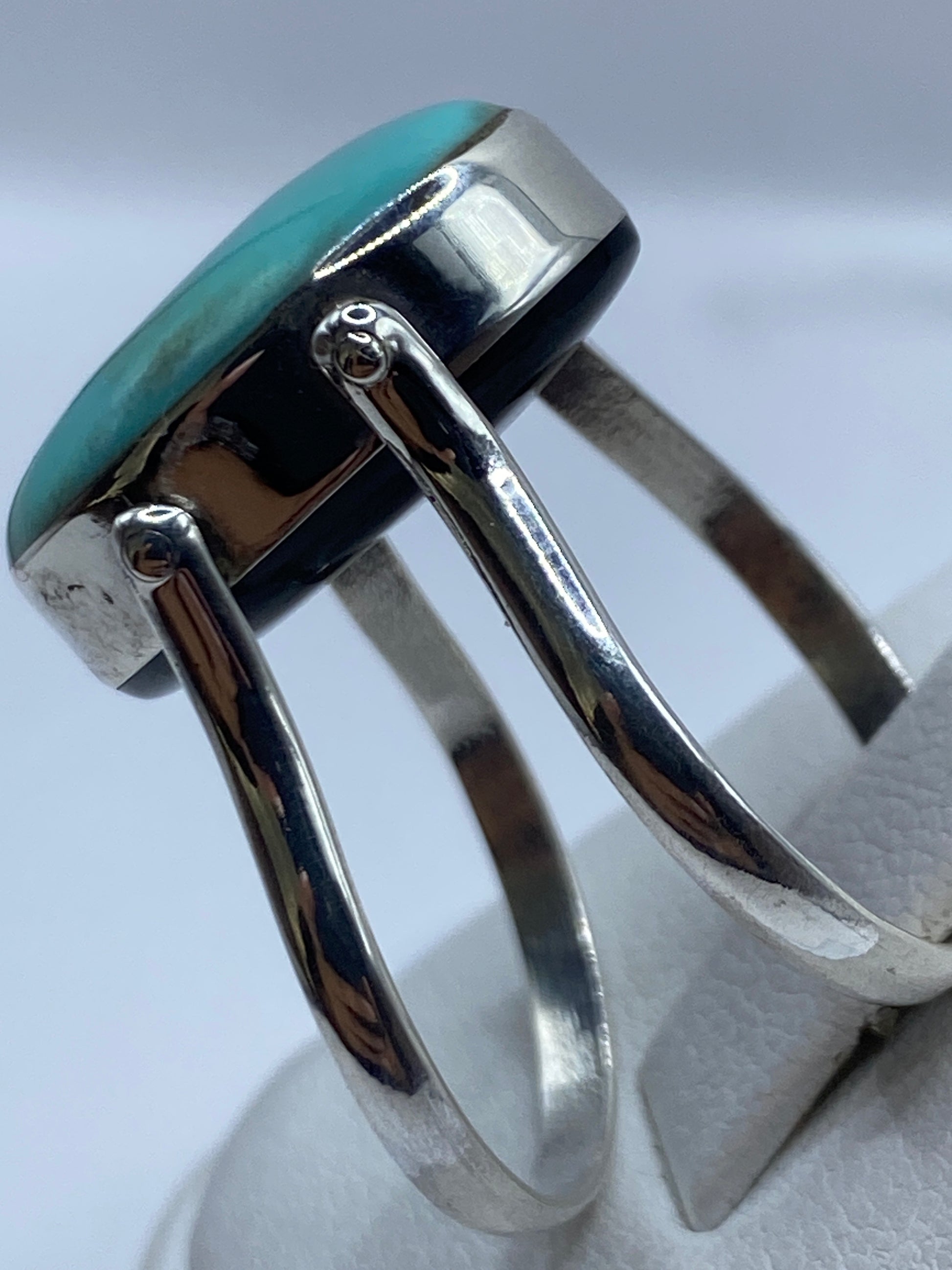Detalle lateral del engaste de ónix en banda de plata brillante