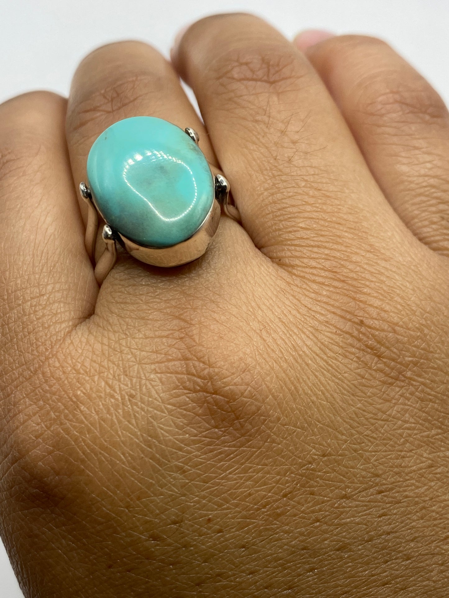 Anillo sobre fondo blanco mostrando sello 925 MEXICO en la banda