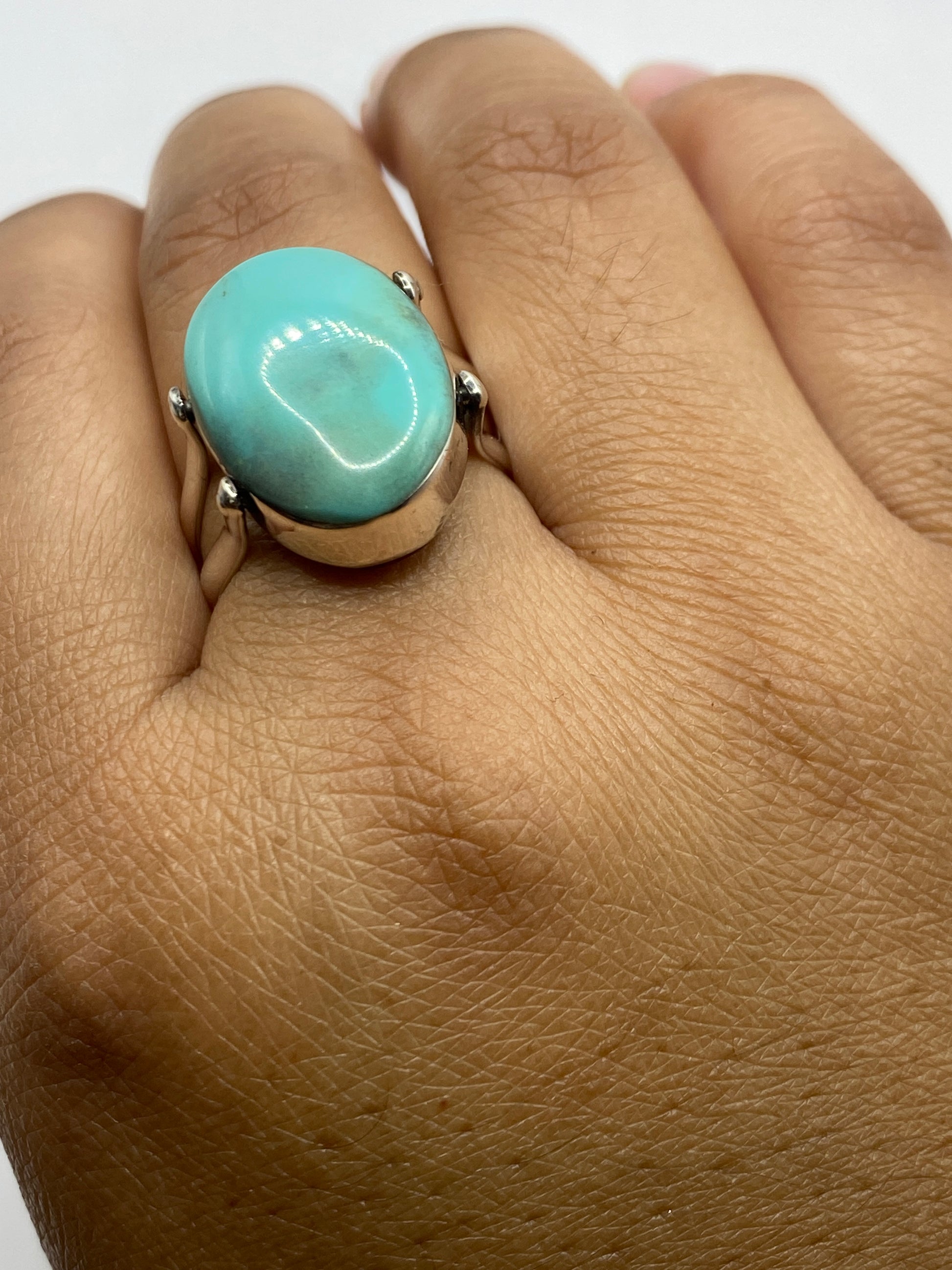 Anillo sobre fondo blanco mostrando sello 925 MEXICO en la banda