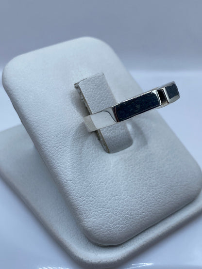 Vista frontal del anillo minimalista de plata .925 con detalle de la incrustación