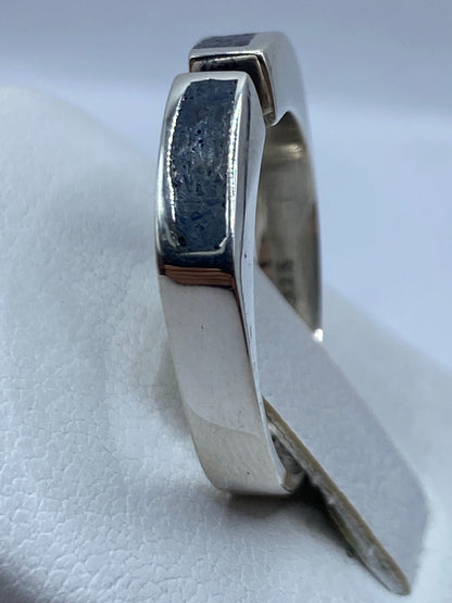Detalle lateral del anillo ajustable mostrando el corte de talla