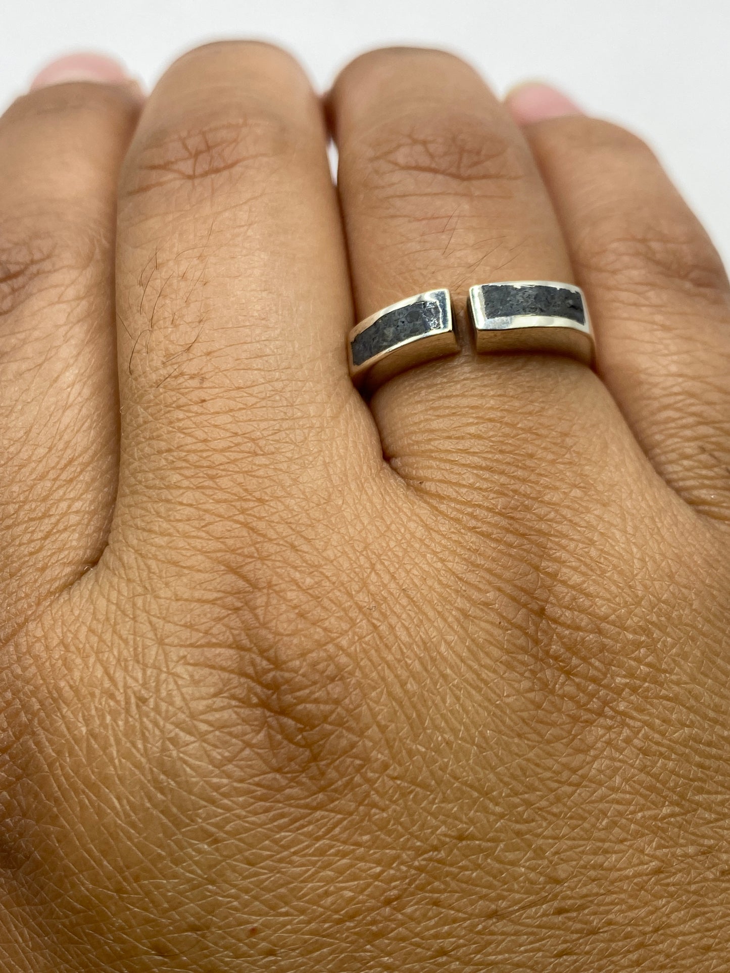 Anillo sobre fondo blanco con el sello de plata .925 visible