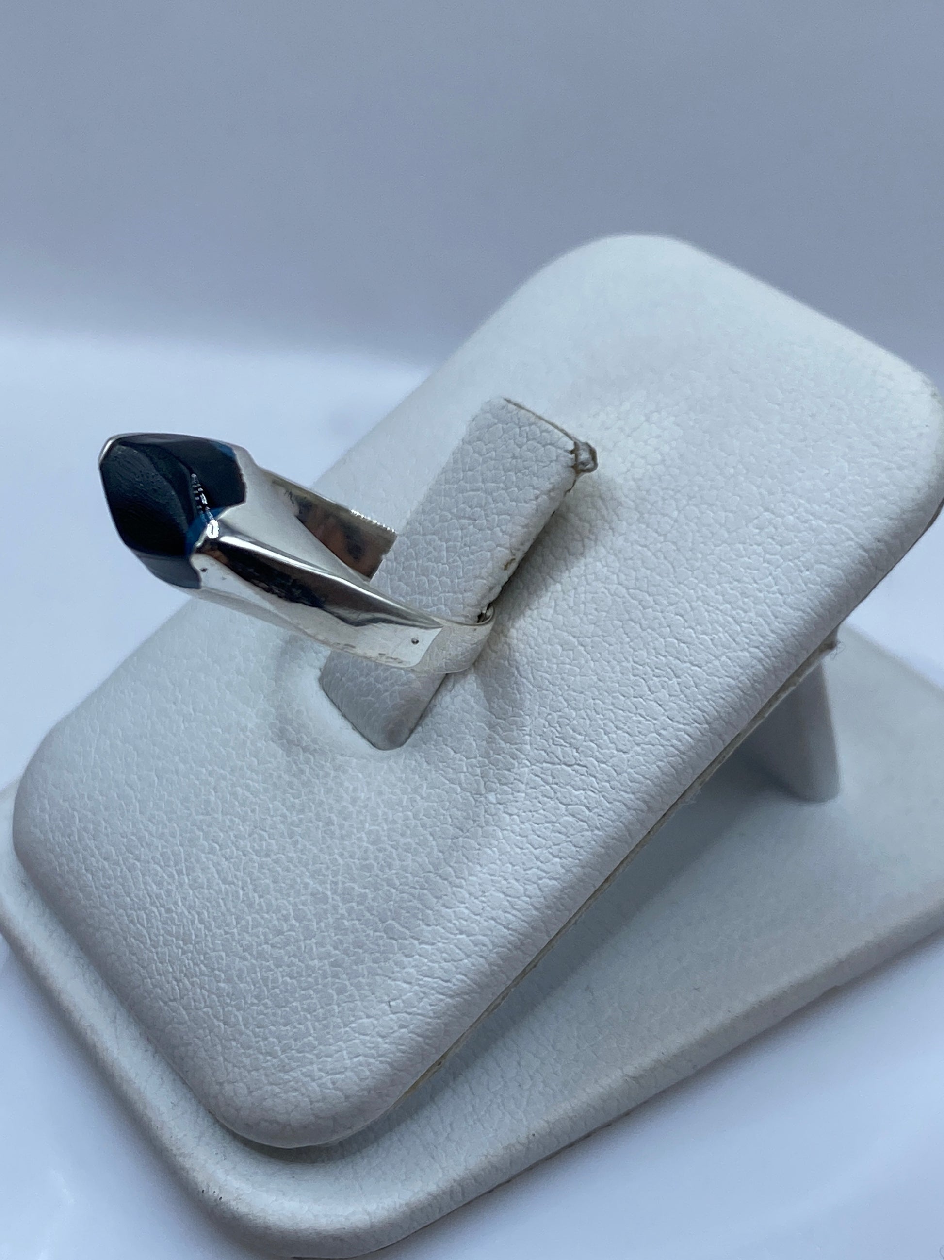 Vista lateral del anillo minimalista en plata .925 con piedra ónix