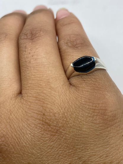 Anillo solitario de ónix en la mano mostrando proporción y comodidad