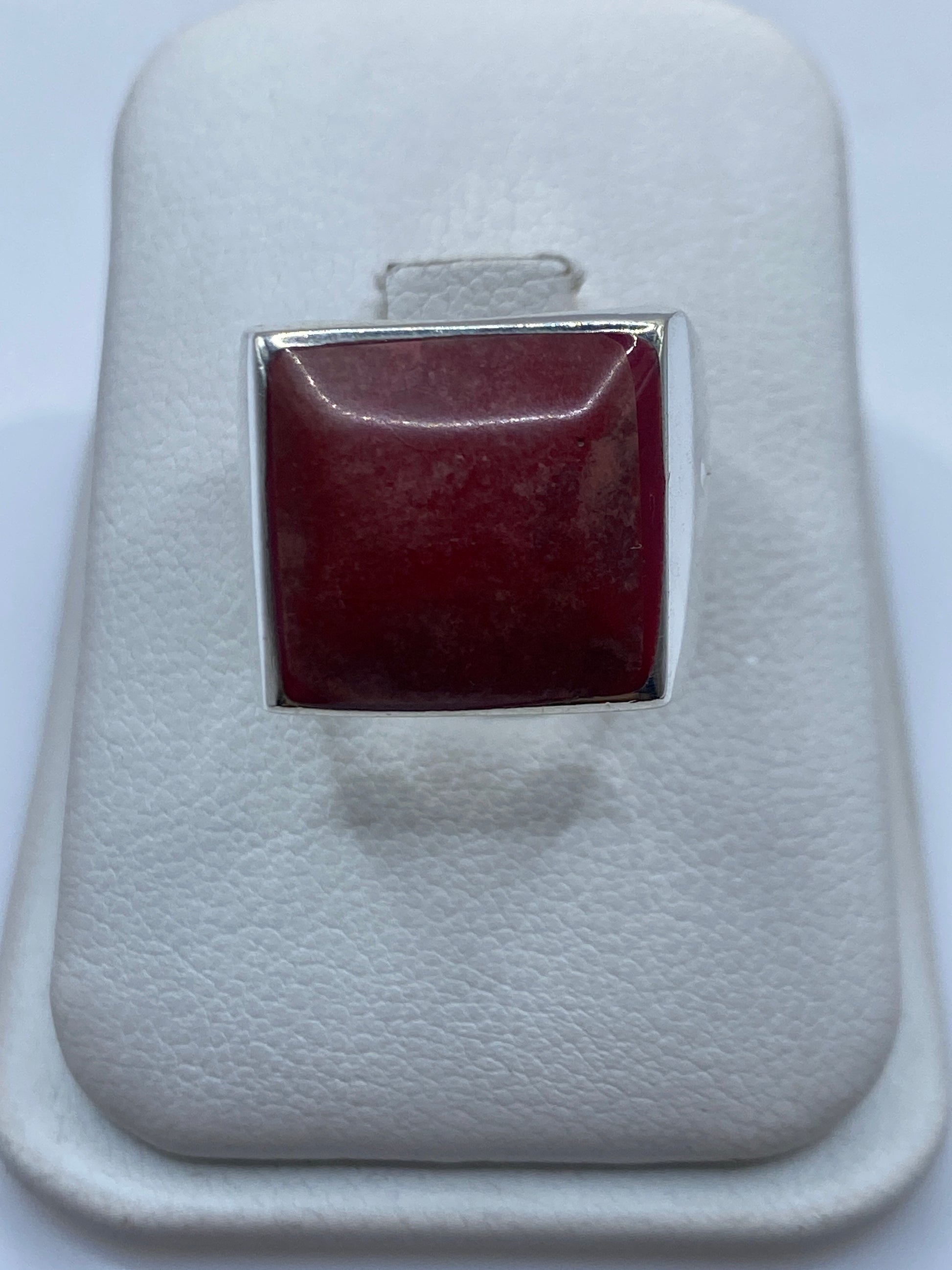 Anillo de plata .925 con coral rojo en la mano