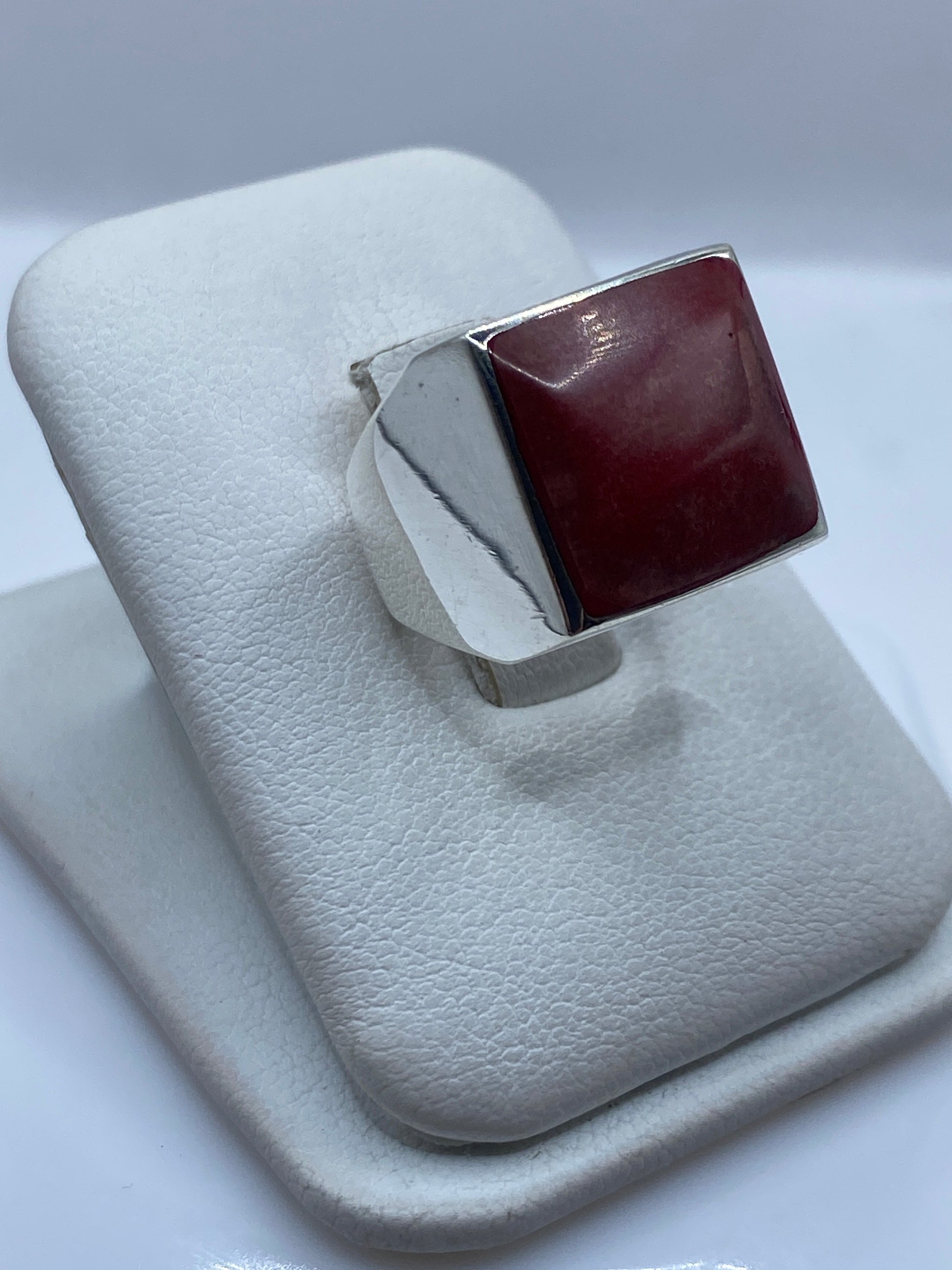 Vista frontal del anillo solitario coral rojo engastado en plata