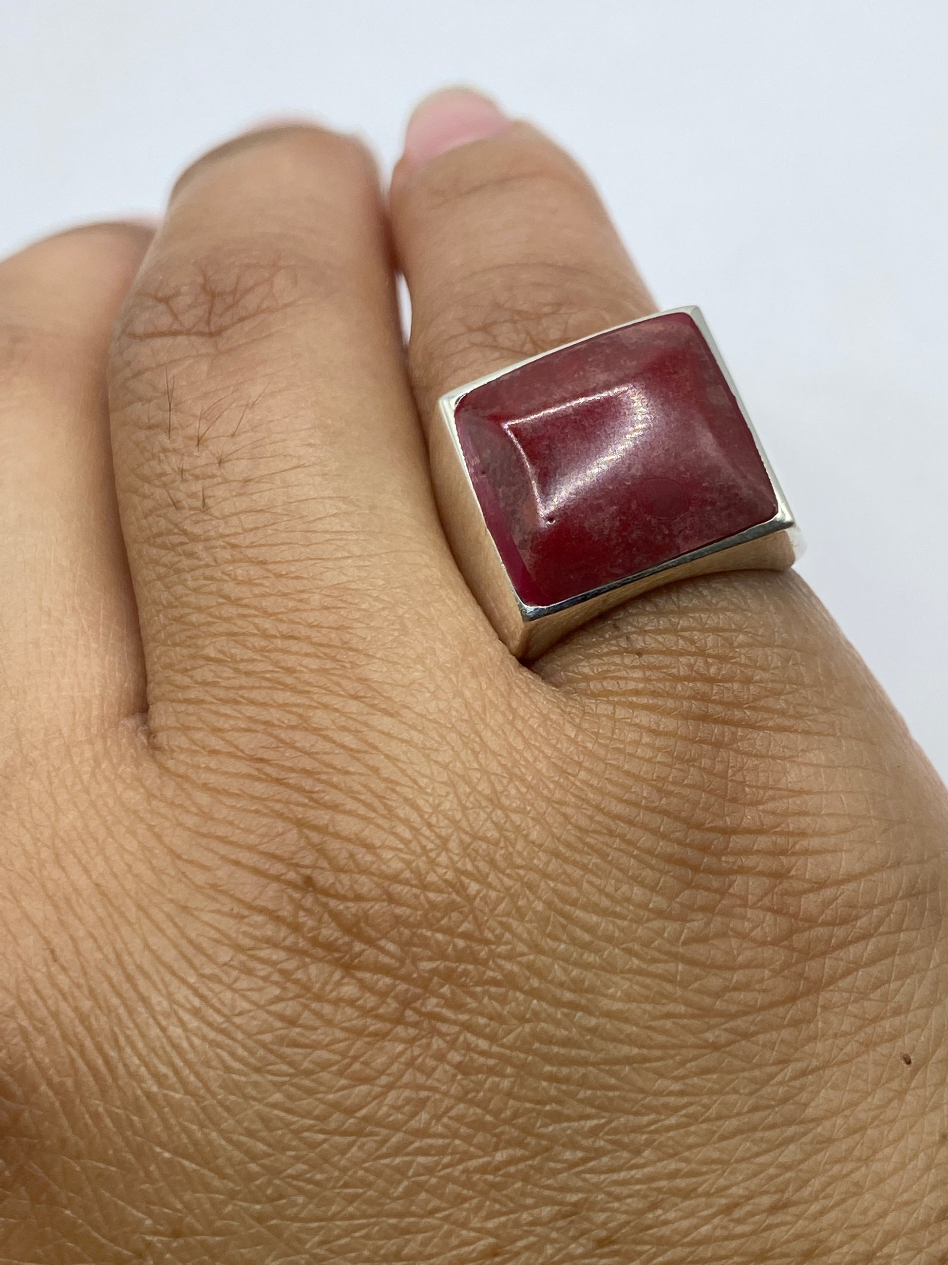Anillo coral sobre fondo blanco mostrando el acabado y profundidad del color