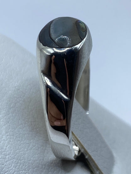 Anillo en la mano mostrando brillo y profundidad del onix natural