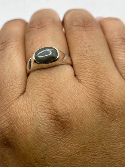 Anillo sobre fondo neutro mostrando el sello .925 de autenticidad
