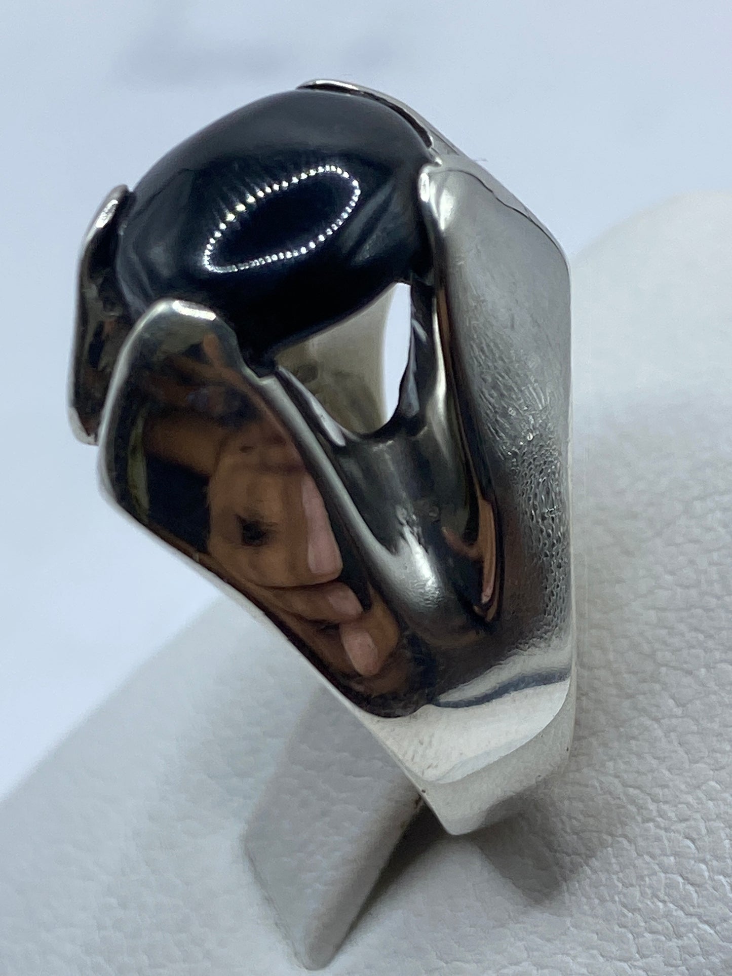 Anillo de ónix en la mano del hombre, tamaño 8, presencia y peso visible