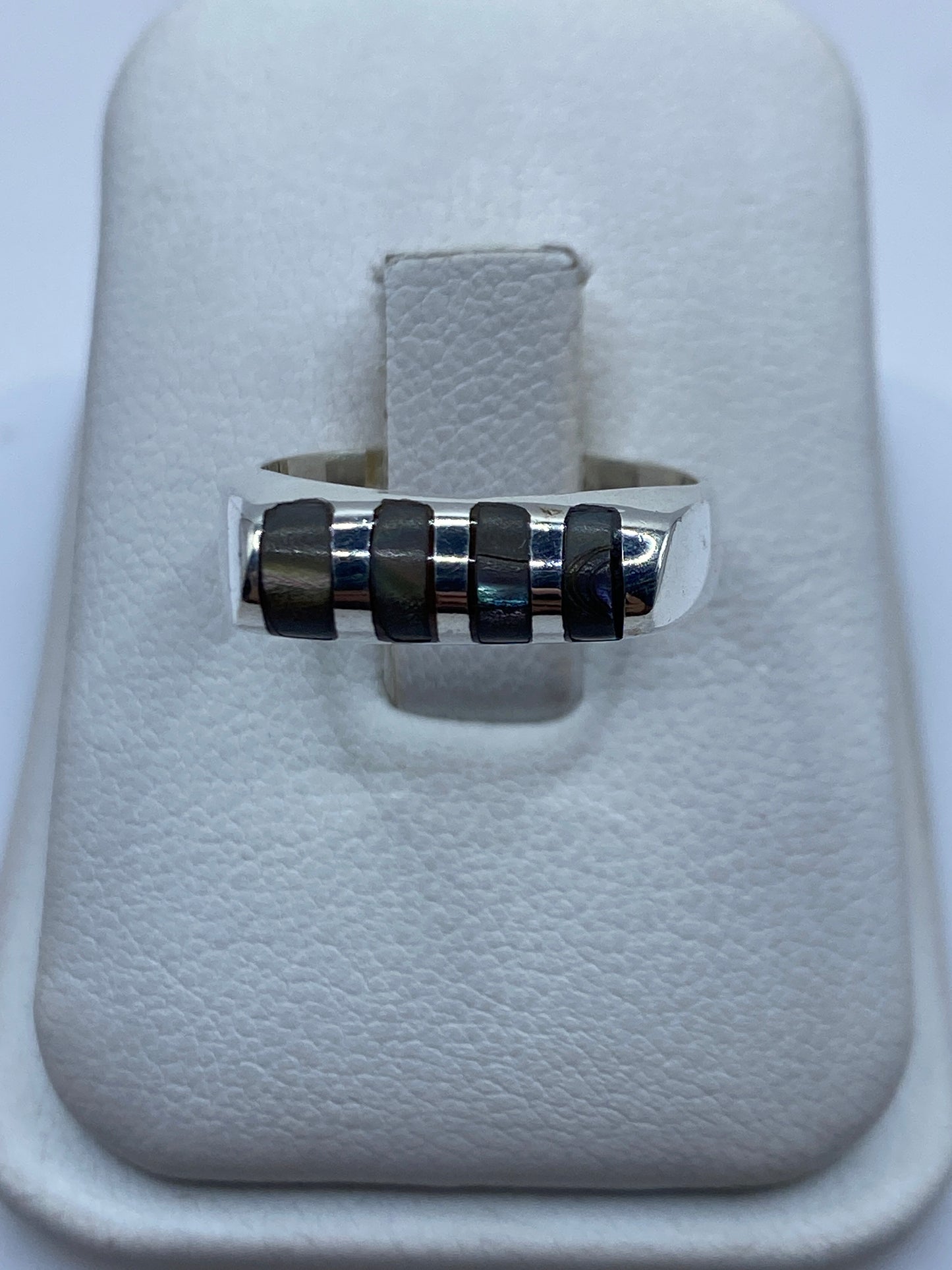 Anillo de plata con onix negro pulido en diseño geométrico moderno