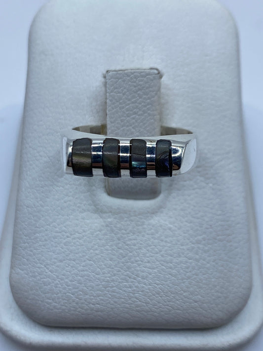 Anillo de plata con onix negro pulido en diseño geométrico moderno