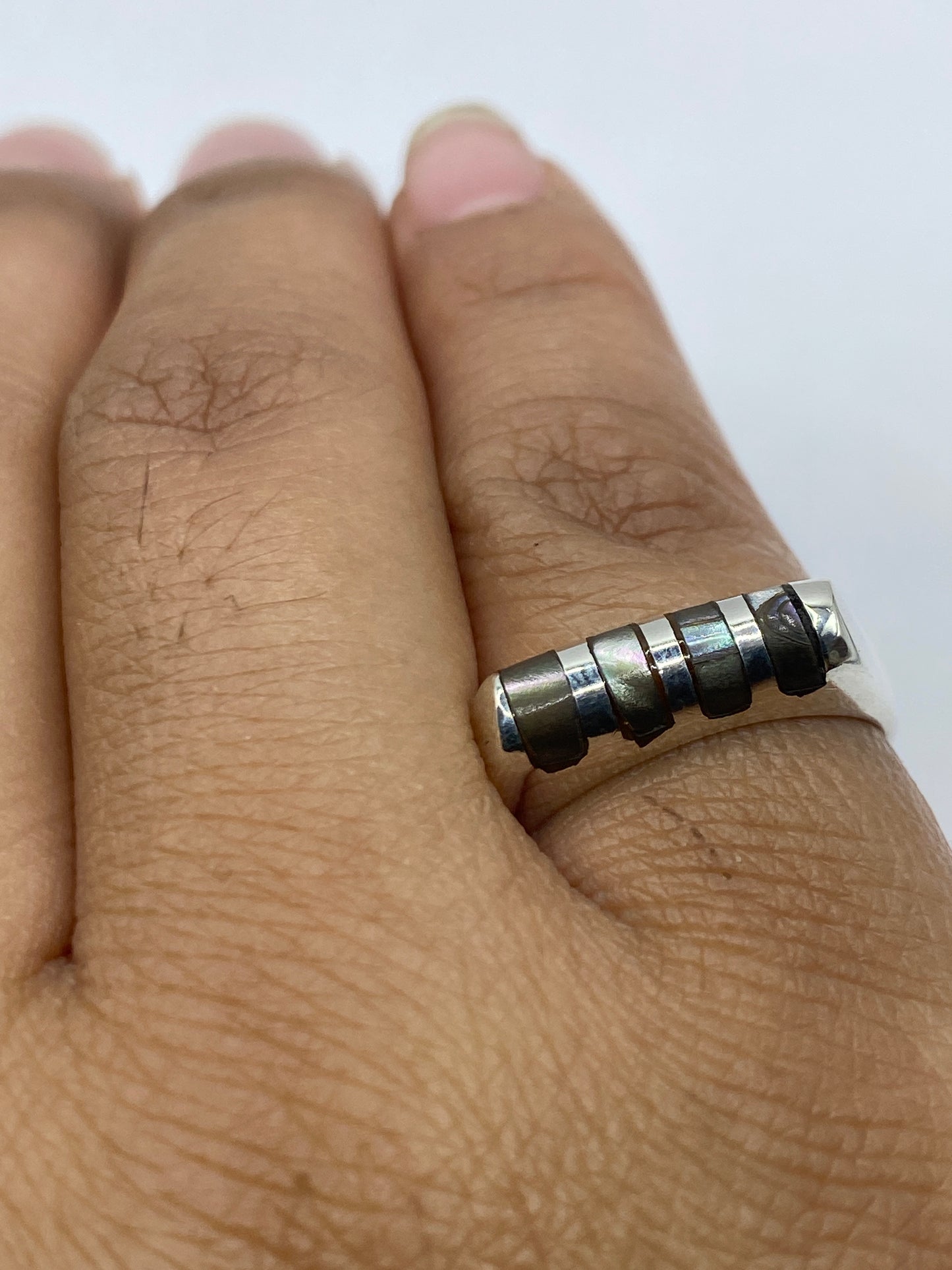 Anillo solitario en plata Taxco mostrando el sello 925