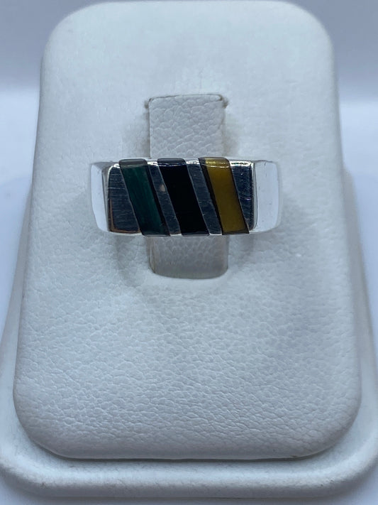Anillo de plata .925 con malaquita verde natural en la mano, veteado blanco y negro visible