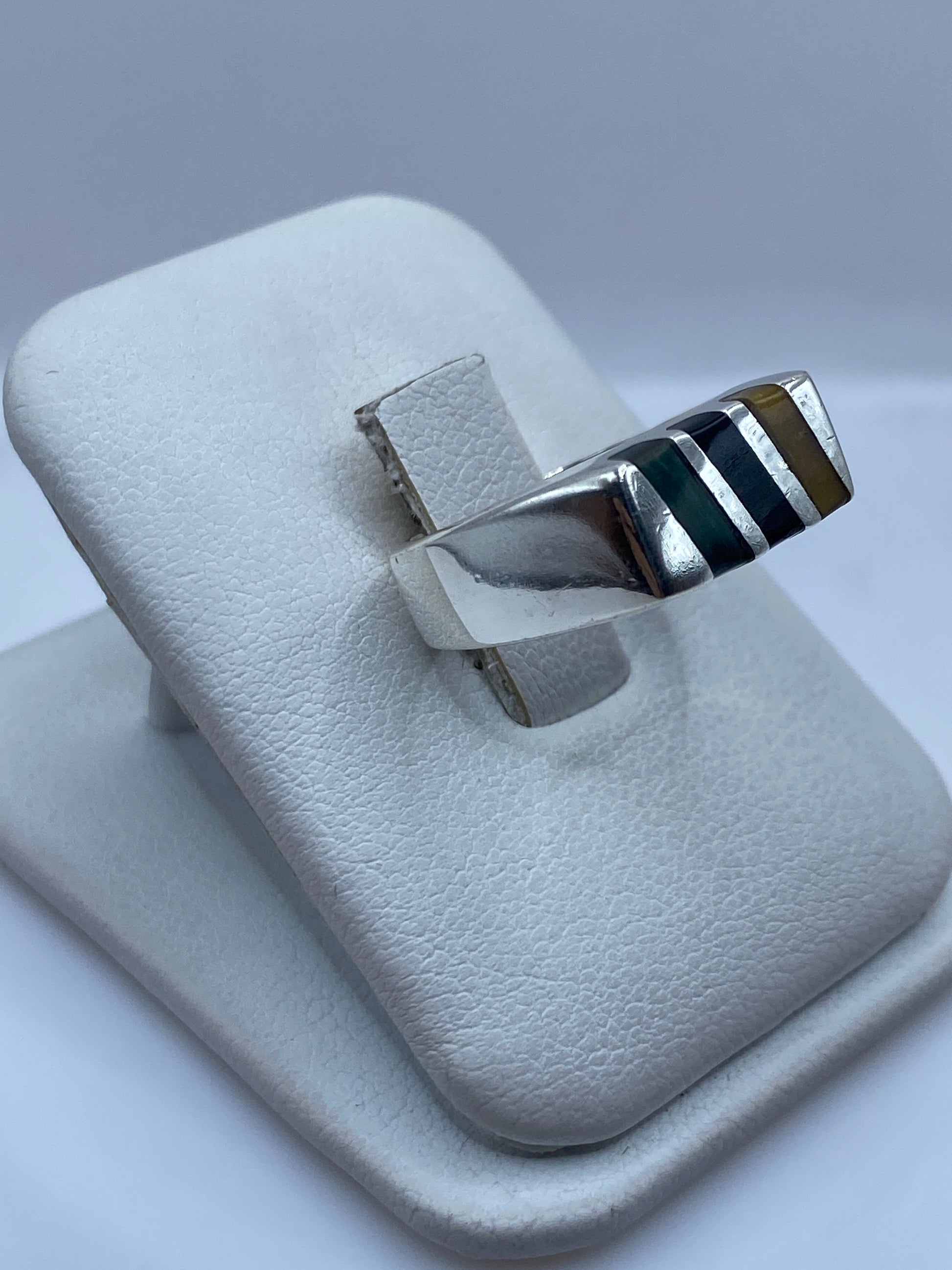 Vista frontal del anillo unisex moderno con piedra malaquita engastada en plata