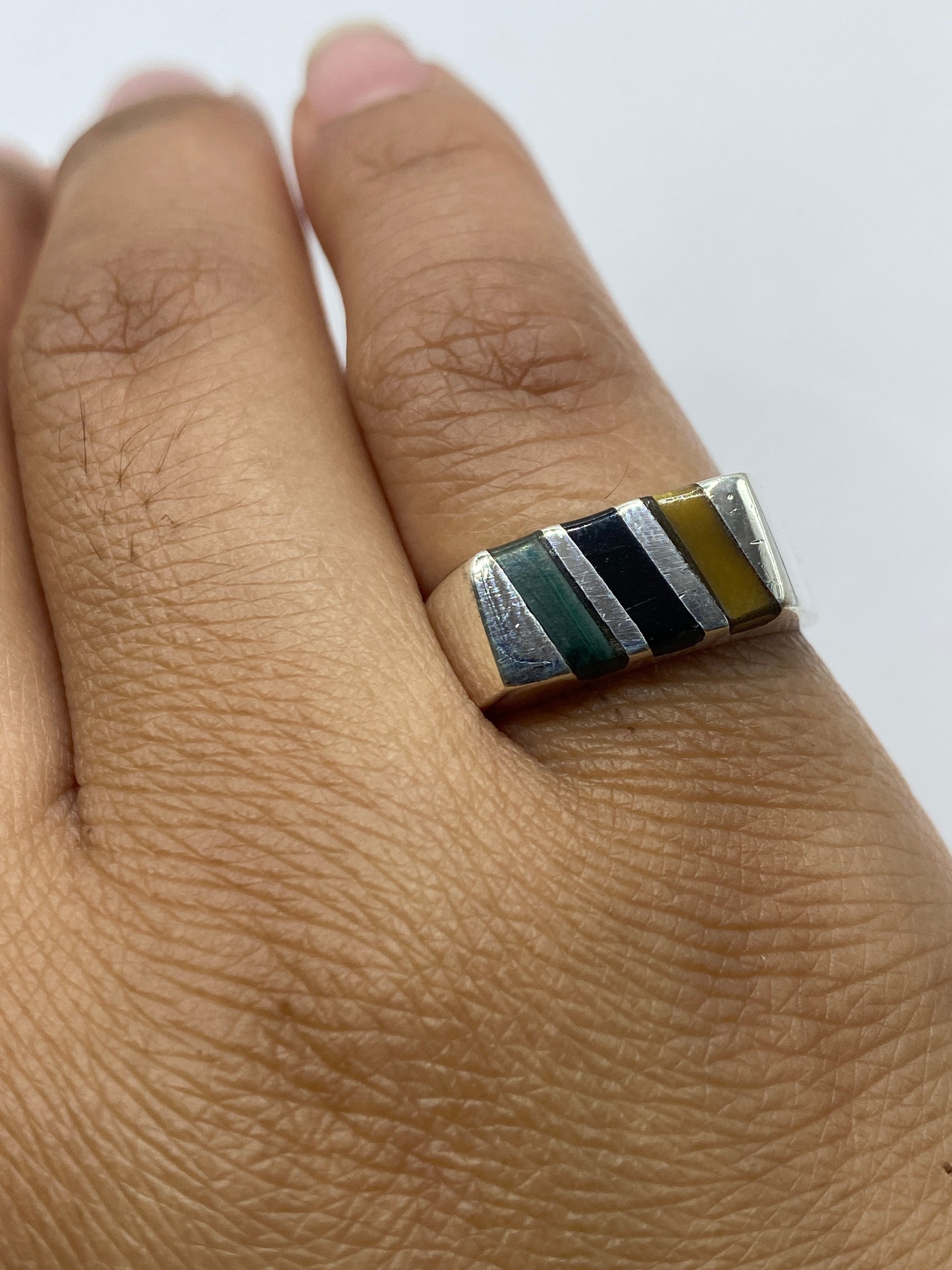 Anillo de plata sobre fondo neutral mostrando sello 925 auténtico