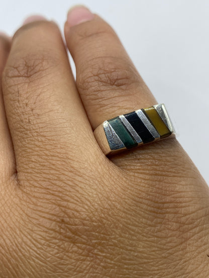 Anillo de plata sobre fondo neutral mostrando sello 925 auténtico