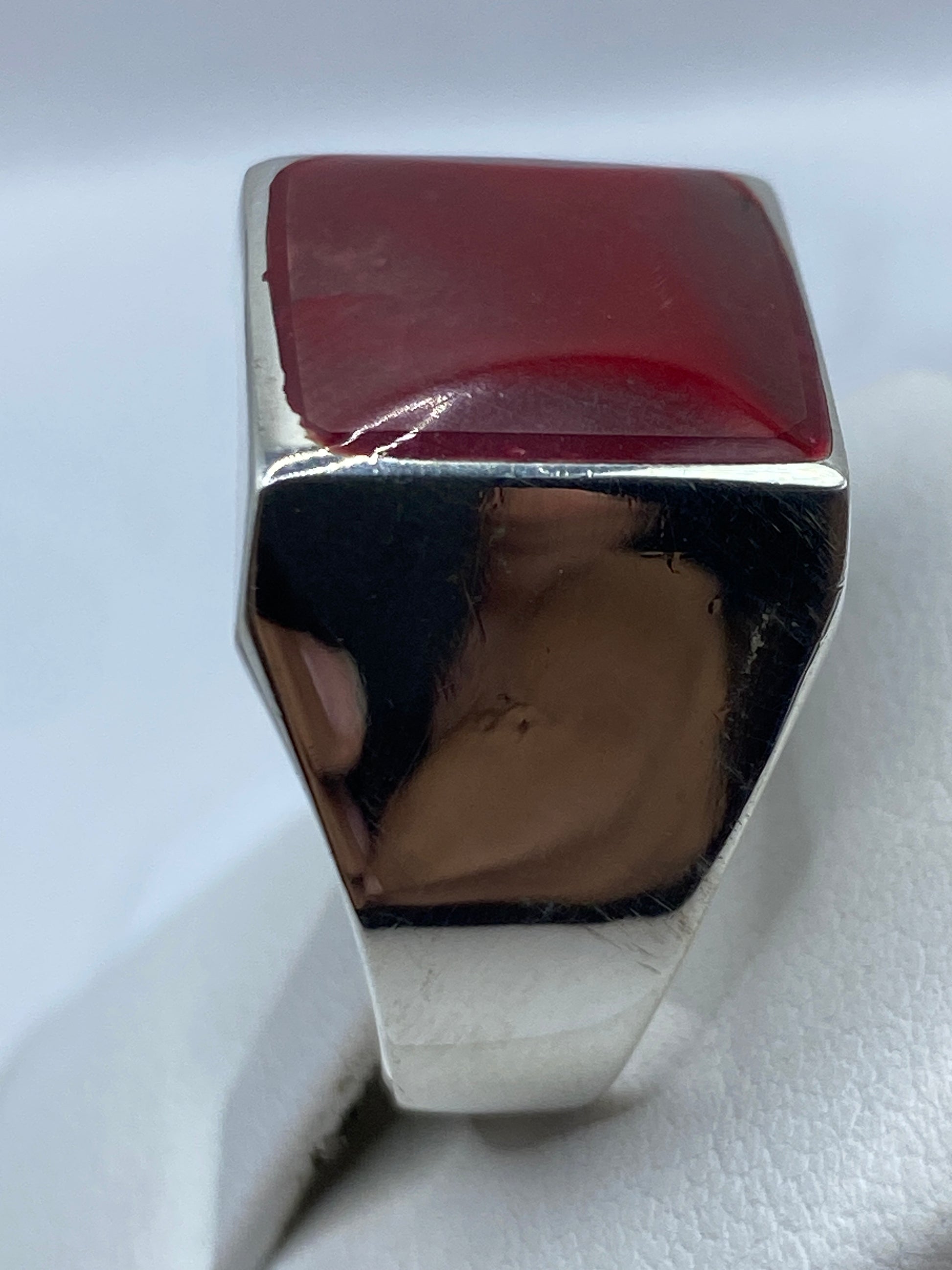 Detalle del engaste de coral rojo natural en plata de Taxco