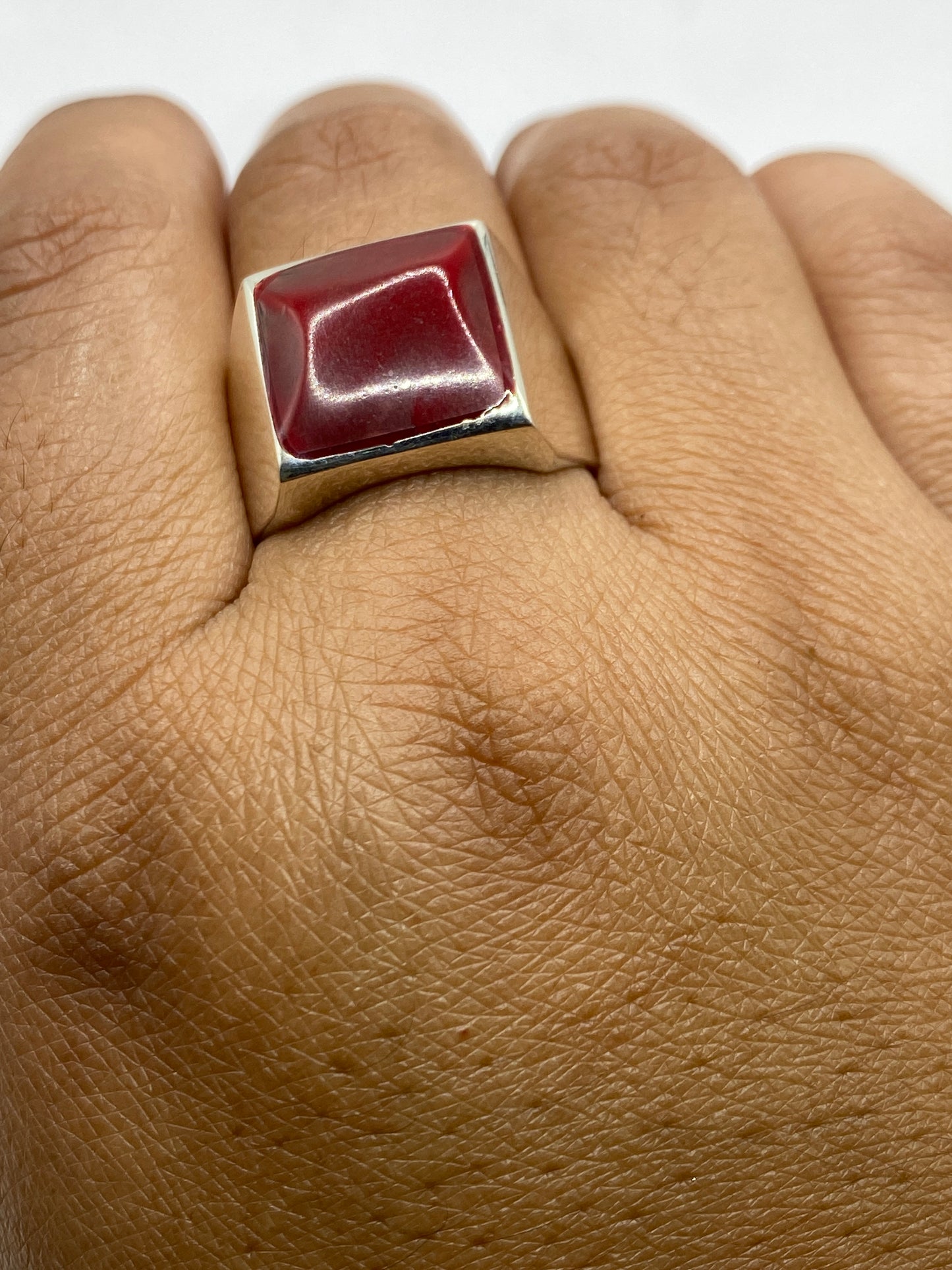 Anillo sobre fondo gris mostrando el peso de 12.4 gramos