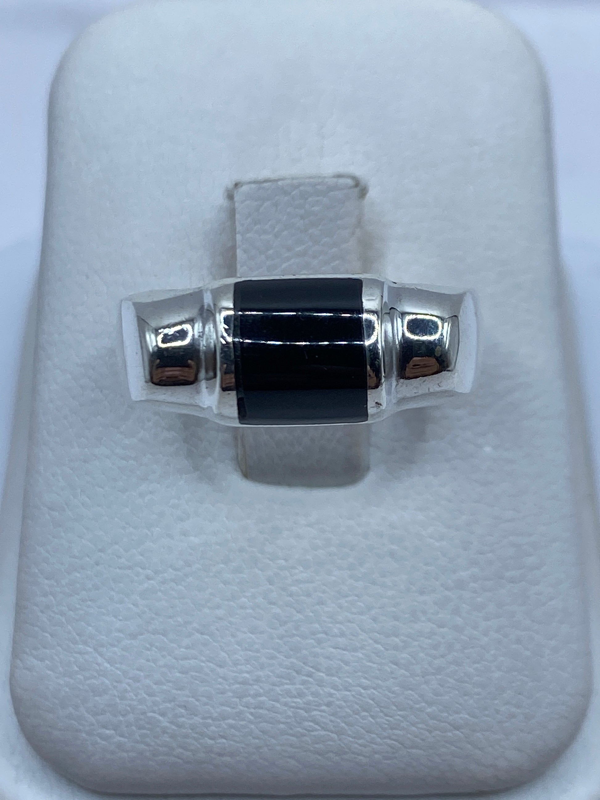 Anillo de plata con ónix negro en diseño minimalista, talla 9