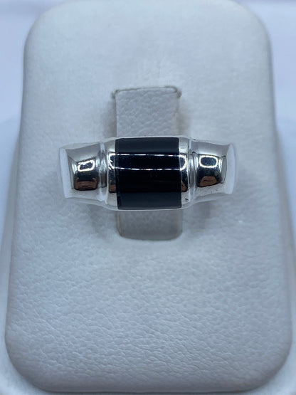 Anillo de plata con ónix negro en diseño minimalista, talla 9