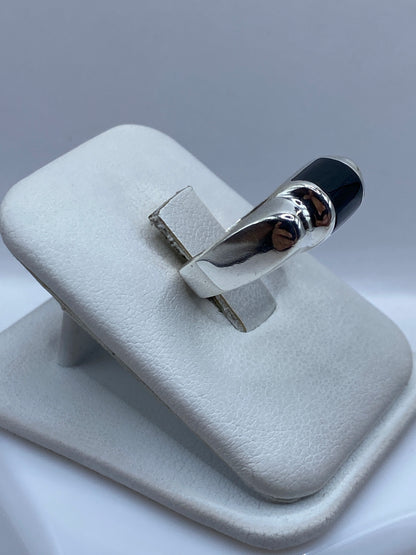 Vista frontal del anillo unisex de plata .925 con piedra ónix