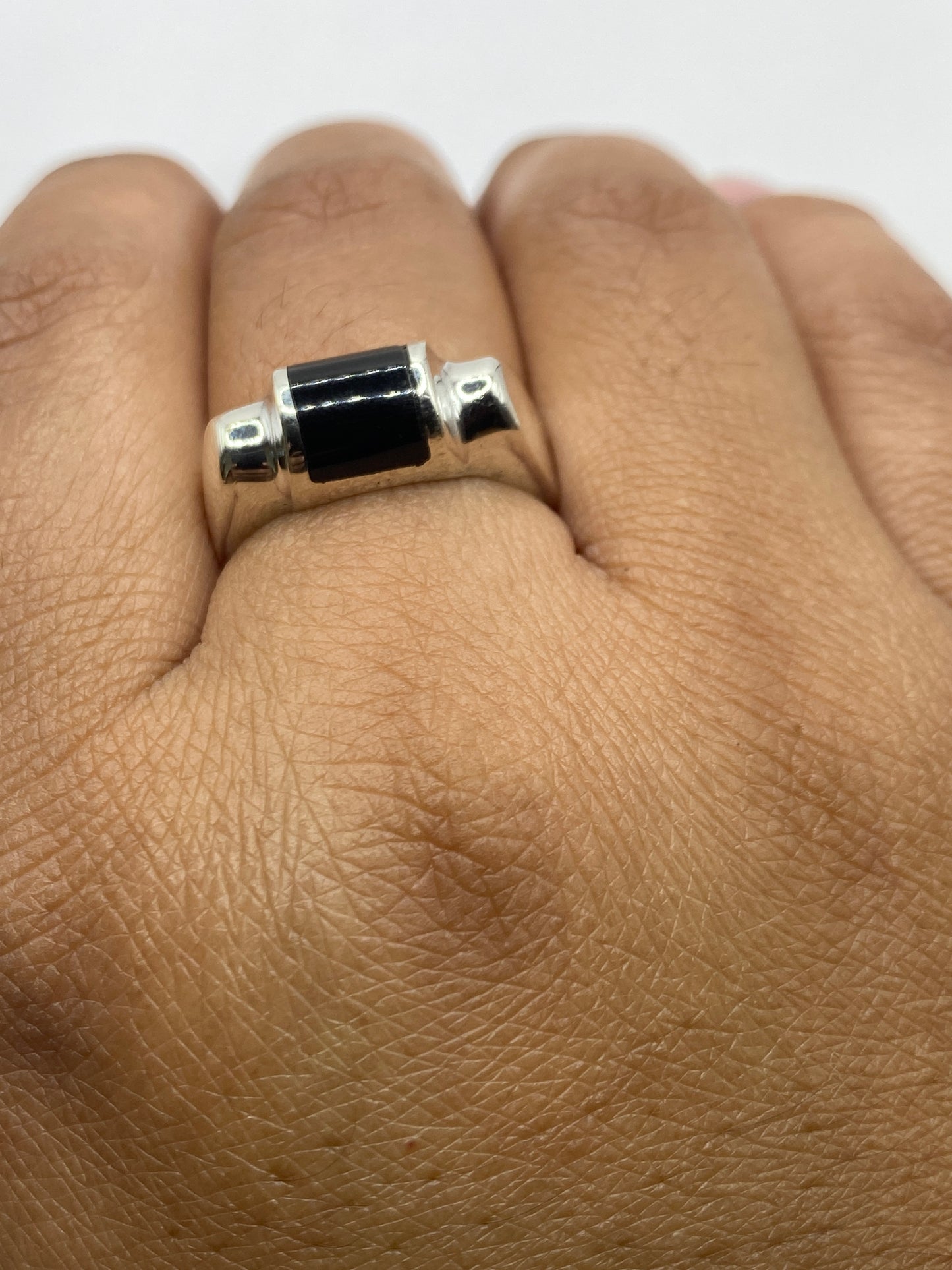 Anillo en balanza de precisión mostrando 8 gramos, con sello .925