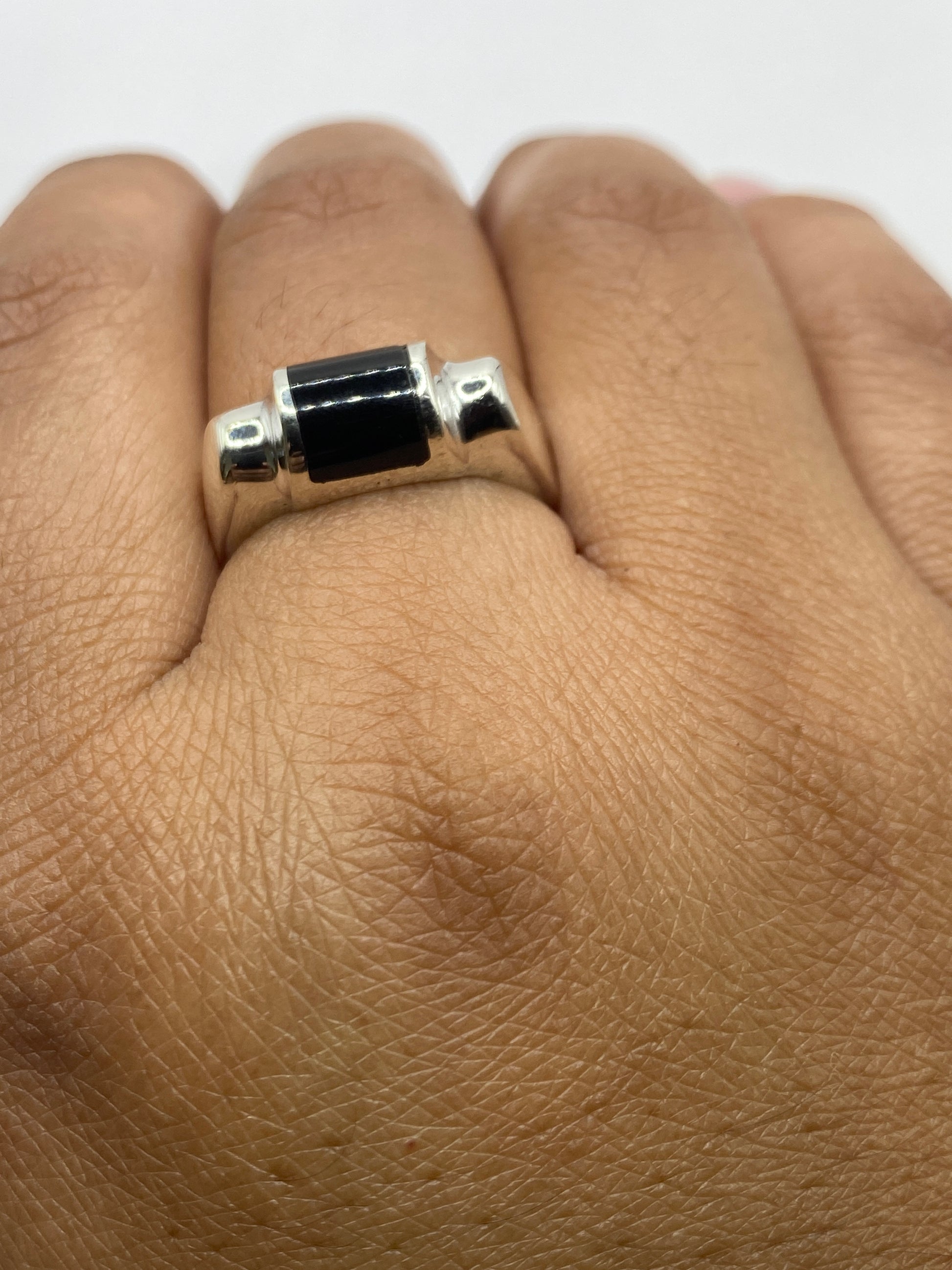 Anillo en balanza de precisión mostrando 8 gramos, con sello .925
