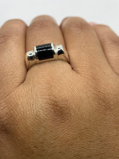 Anillo en balanza de precisión mostrando 8 gramos, con sello .925