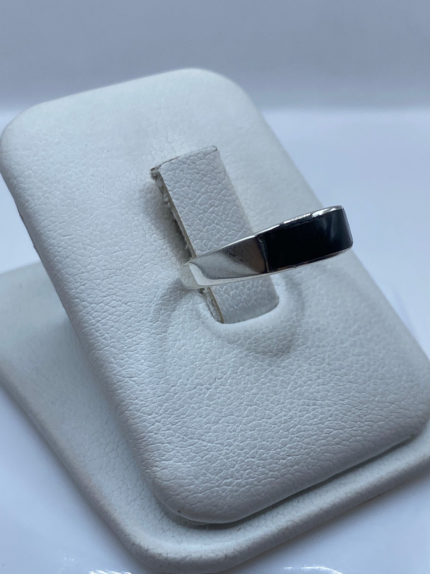 Vista lateral del anillo minimalista mostrando la banda de 6 mm en plata .925