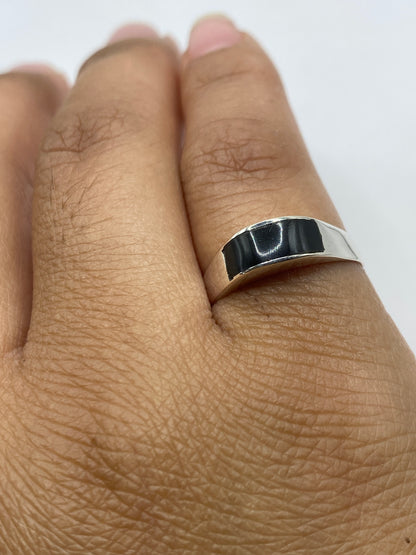 Anillo sobre fondo blanco con sello .925 MEXICO visible en la banda