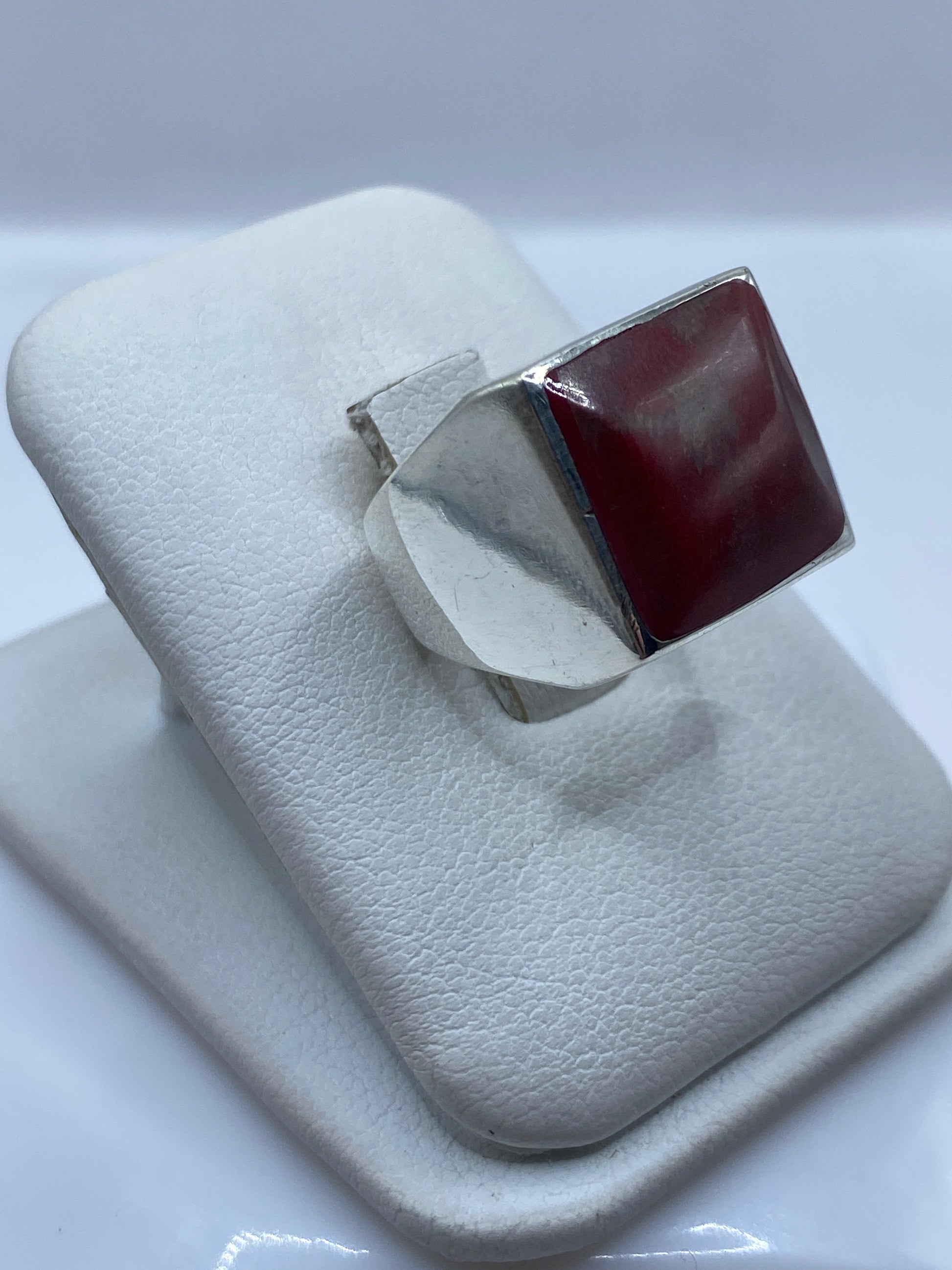 Vista lateral del anillo solitario coral en plata .925