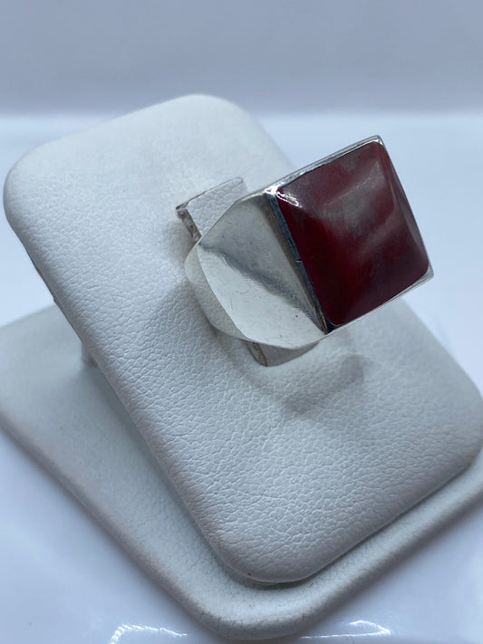 Vista lateral del anillo solitario coral en plata .925