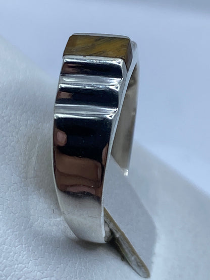 Detalle lateral del anillo en plata, banda ancha con piedra natural