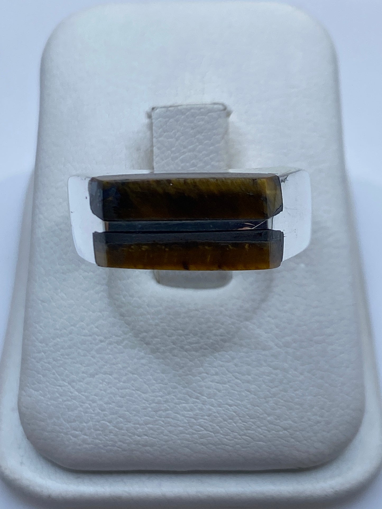 Anillo de plata macizo con piedra café natural en caja blanca de presentación