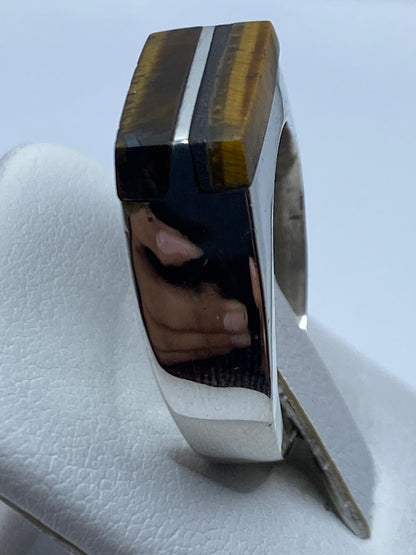 Anillo en la mano de un hombre, vista lateral mostrando el peso y presencia del diseño