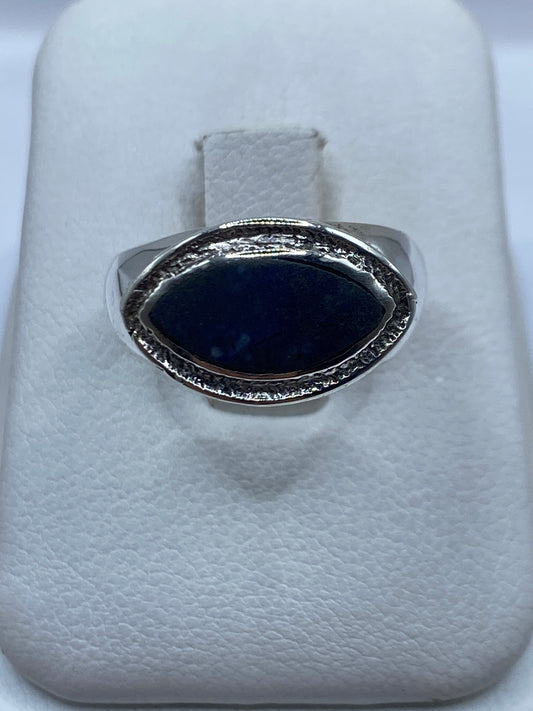 Anillo de plata con lapislázuli azul profundo, frente oval con marco ornamental labrado