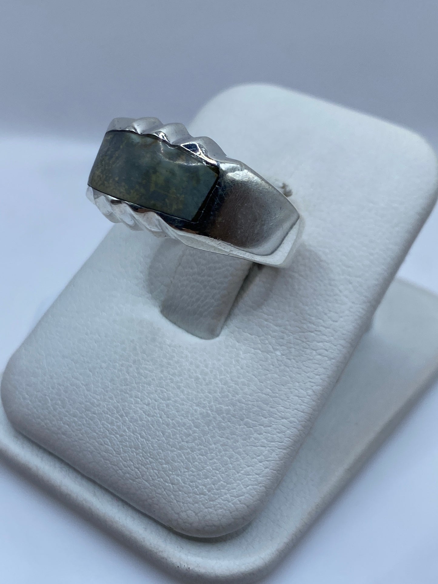 Anillo unisex de plata .925 en la mano, mostrando las líneas asimétricas del diseño
