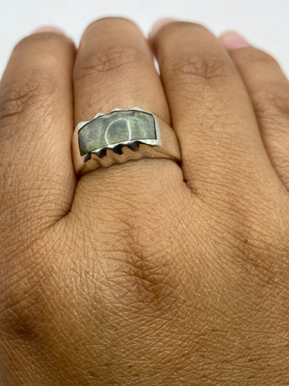 Anillo de frente mostrando simetría geométrica y brillo de la plata auténtica